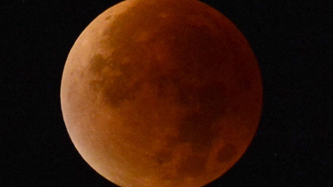 La superluna,vista cerca de Trébons sur la Grasse, en Francia. AFP/REMY GABALDA