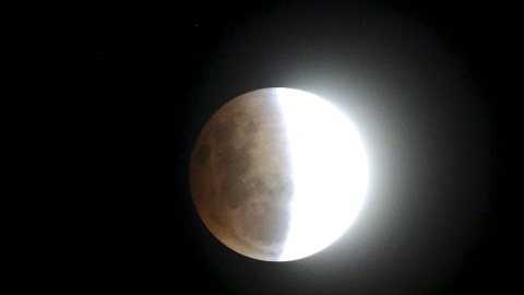 El eclipse, a punto de producirse, visto desde Asunción (Paraguay). REUTERS/Jorge Adorno