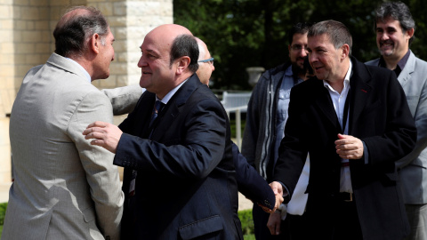 El presidente del PNV, Andoni Ortuzar, y el dirigente de la izquierda abertzale, Arnaldo Otegi, saludan a Brian Currin antes del inicio de la reunión en la localidad vascofrancesa de Cambo-les-Bains para avalar  el fin de ETA. EFE/Juan Herr