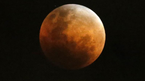 Fotografía de un eclipse total luna durante el fenómeno natural de la Superluna hoy, domingo 27 de septiembre de 2015, desde la ciudad de Valparaíso (Chile). EFE/Andres Piña/Aton Chile