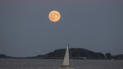 La superluna, desde el puerto de Boston (EEUU). Scott Eisen / GETTY IMAGES NORTH AMERICA / AFP