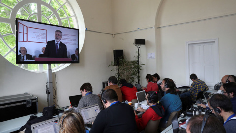 Los periodistas siguen la intervención de Gerry Adams, en una conferencia en la localidad vascofrancesa de Cambo-les-Bains para certificar el final de ETA. EFE/ Juan Herrero