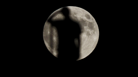 Un hombre, silueteado en el contraluz de la superluna, en Ronda (Málaga). REUTERS/Jon Nazca