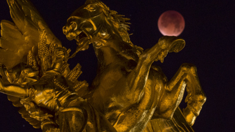 La superluna, sobre el puente de Alejandro III, en París. REUTERS/Philippe Wojazer