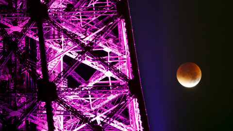 El eclipse, visto desde la Torre Eiffel, en París. REUTERS/Charles Platiau