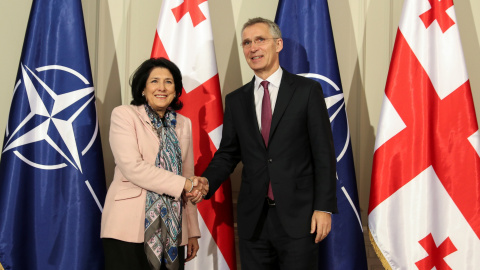 La presidenta de Georgia, Salome Zourabichvili, recibe al secretario general de la OTAN, Jens Stoltenberg. /REUTERS