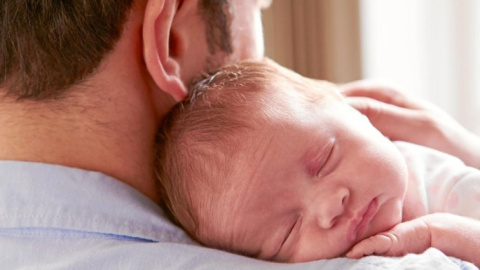 Un padre con su hijo recién nacido./ EFE