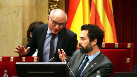 El presidente de la Cámara catalana, Roger Torrent (d), junto al secretario general del Parlament, Xavier Muro, durante el pleno del Parlament, que ha votado la reforma de la ley de la presidencia de la Generalitat. (TONI ALBIR | EFE)