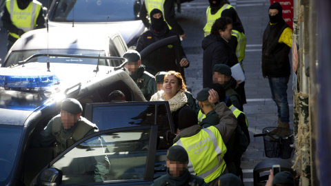 Agentes de la Guardia Civil detienen a la abogada Jaione Carrera en Pamplona. EFE