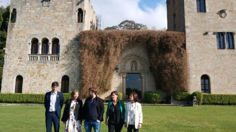 Una delegación de eurodiputados del Grupo de Memoria Histórica del Parlamento europeo, delante del Pazo de Meirás, en Sada (A Coruña).