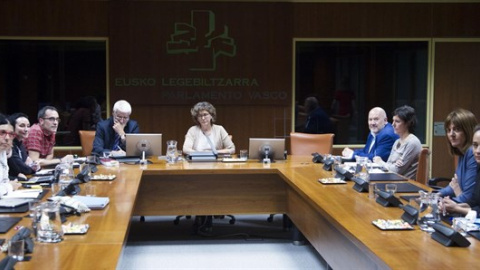 Primera reunión de la Ponencia de Memoria y Convivencia, en el Parlamento vasco, en mayo de 2017. E.P.