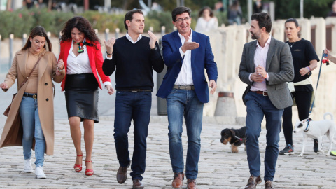 06/11/2019.-El presidente de Ciudadanos y candidato a la presidencia del Gobierno, Albert Rivera (c), junto al vicepresidente de la Junta de Andalucía, Juan Marín (2d), y la presidenta del Parlamento andaluz,Marta Bosquet (2i) en Sevilla. /