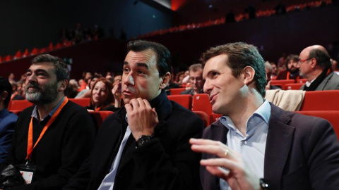 Los dirigentes populares Fernando Martínez-Maillo (i), vicesecretario de Organización del PP, y Pablo Casado (d), vicesecretario de Comunicación, asisten como invitados a la IV Asamblea General de Ciudadanos que se celebra en el Teatro Nuev