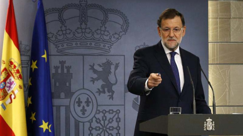 El presidente del Ejecutivo, Mariano Rajoy, durante su comparecencia hoy en el Palacio de La Moncloa. / SERGIO BARRENECHEA (EFE)