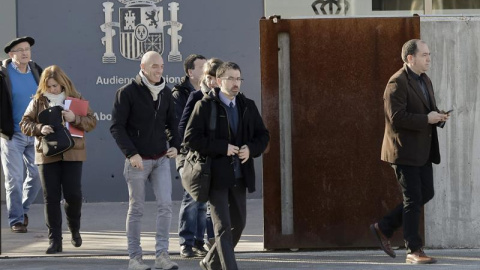 El dirigente de Sortu, Pernando Barrena, en las cercanías de la Audiencia. EFE/Emilio Naranjo