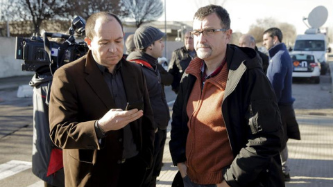 Los históricos dirigentes de la izquierda abertzale Pernando Barrena y Juan José Petrikorena en las cercanías de la Audiencia. EFE/Emilio Naranjo