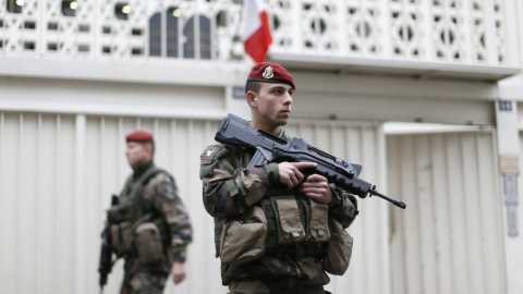 Soldados franceses custodian la entrada de un colegio judío en París. - REUTERS