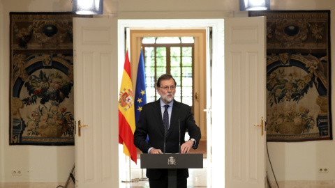 El presidente del Gobierno, Mariano Rajoy, en una declaración institucional en el Palacio de la Moncloa sobre la declaración de ETA anunciando su disolución.. REUTERS/Sergio Perez