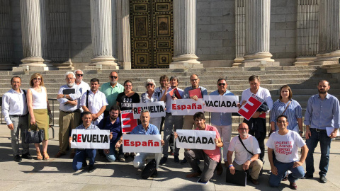 Representantes de Teruel Existe junto a otros de la España Vaciada en las puertas del Congreso. / Teruel Existe