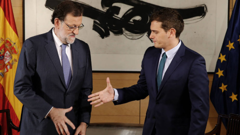 El presidente del Gobierno en funciones, Mariano Rajoy, y el líder de Ciudadanos, Albert Rivera, en su reunión de este miércoles en el Congreso / EFE