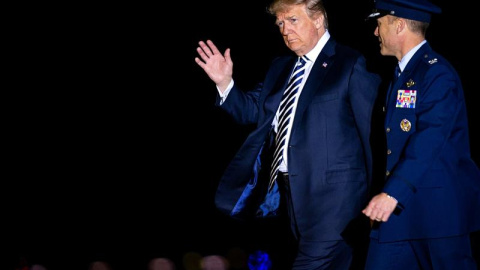 El presidente de EE.UU., Donald J. Trump (izq), y el coronel de la Fuerza Aérea Casey Eaton (dcha) se dirigen a recibir a los tres presos estadounidenses liberados por Corea del Norte en la base militar de Andrews en Maryland (Estados Unido