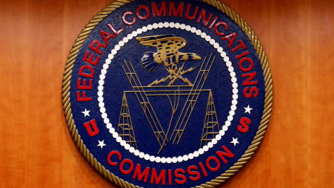 El logo de la FCC, en una imagen tomada justo antes de la audiencia en Washington sobre neutralidad de la red. REUTERS