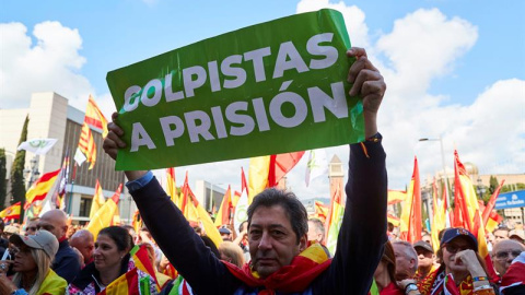 Asistentes al acto de Vox, que el partido organiza bajo el lema "Cataluña es España", esta mañana en Barcelona.-EFE/Alejandro García