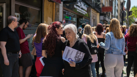 Una anciana con material informativo de la manifestación convocada por el Sindicato de Estudiantes en Madrid contra la sentencia a 'La Manada'.- JAIRO VARGAS