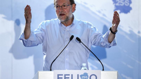 El presidente del PP y del Gobierno en funciones, Mariano Rajoy, durante su intervención en un mitin del partido hoy en San Cibrao (Lugo), dentro de la campaña para las elecciones gallegas del 25 de septiembre. EFE/Eliseo Trigo