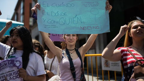 Una estudiante sostiene una pancarta frente al Ministerio de Justicia, en Madrid, durante la manifestación convocada por el Sindicato de Estudiantes con la sentencia a 'La Manada'.- JAIRO VARGAS