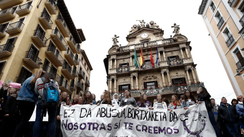 Medio millar de estudiantes se han concentrado en la plaza Consistorial de Paplona en respuesta a la movilización que impulsa el Sindicato de Estudiantes y la plataforma Libres y Combativas, en contra de la sentencia contra 'La Manada'.- EF