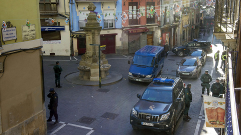 Agentes de la Guardia Civil durante la operación llevada a cabo en Pamplona contra miembros del colectivo de abogados y responsables del aparato económico del denominado "frente de cárceles" de la banda terrorista ETA. EFE/Villar López