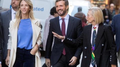 Cayetana Álvarez de Toledo, Pablo Casado i Rosa Díez, just abans de l'acte del PP a Barcelona. EFE / MARTA PÉREZ