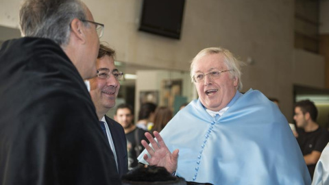 El historiador e hispanista británico Paul Preston (d), conversa con el rector de la Universidad de Extremadura, Segundo Píriz (i), y con el presidente extremeño, Guillermo Fernández Vara (c), antes de ser investido Doctor Honoris Causa en 