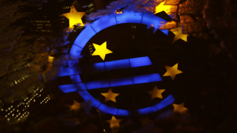 Un reflejo en el suelo del logo del euro situado en la entrada de la sede del BCE. REUTERS