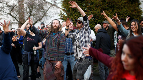 Los fans de Keith Flint, cantante de The Prodigy, durante su funeral en Braintree. / HENRY NICHOLLS (REUTERS)