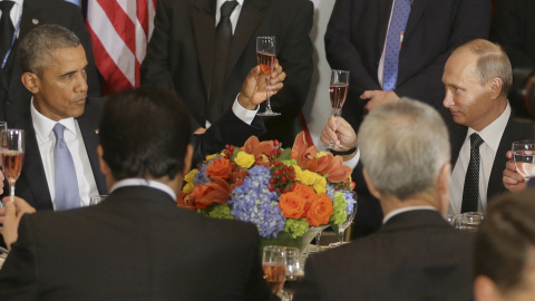 El presidente de EEUU, Barack Obama, y su homólogo ruso, Vladímir Putin, brindan en la cumbre de la Asamblea General de la ONU. REUTERS/Mikhail Metzel/RIA Novosti