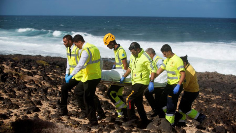 Los servicios de emergencias rescatan los cuerpos sin vida de una patera que volcó este miércoles en Lanzarote. EFE/ Javier Fuentes