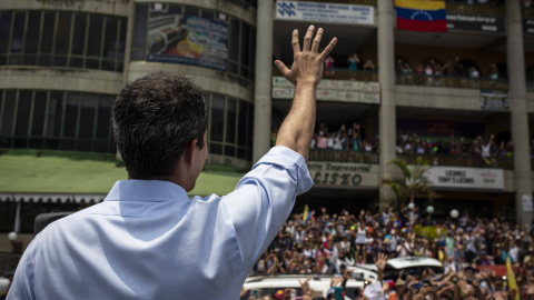 Juan Guaidó se despide de los asistentes a la protesta contra los apagones y contra el Gobierno de Nicolás Maduro en San Antonio de los Altos, estado de Miranda, Venezuela.- JAIRO VARGAS