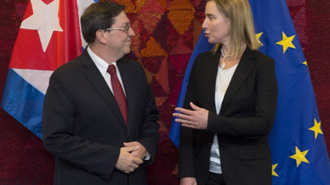 La alta representante de la UE para la Política Exterior, Federica Mogherini, junto al ministro de Exteriores cubano, Bruno Rodríguez, en una fotografía de abril de 2015. - AFP