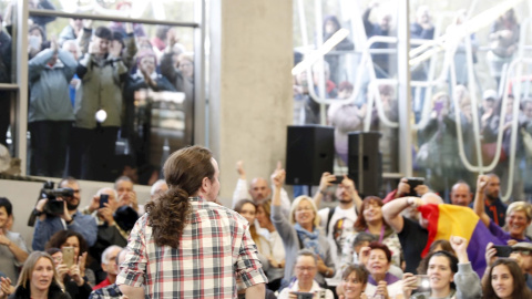 El candidato a presidente del Gobierno de Unidas Podemos, Pablo Iglesias, durante el encuentro con simpatizantes junto a los candidatos vascos en Bilbao, en la víspera del final de campaña electoral del 10N. EFE/Luis Tejido