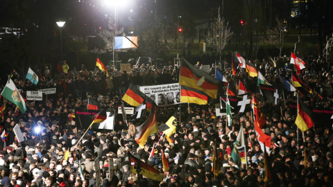 Miles de personas se manifiestan en Dresde. REUTERS/Fabrizio Bensch