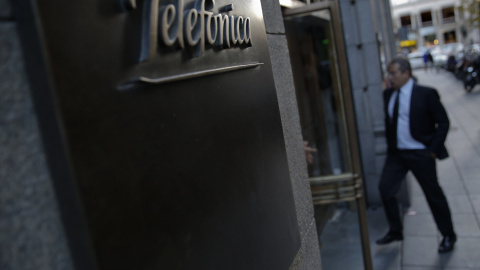 Entrada del edificio de Telefónica en la Gran Vía madrileña. REUTERS