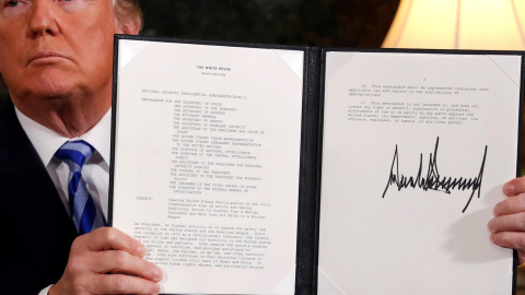 El presidente de EEUU, Donald Trump, muestra la declaración firmada sobre la retirada de su país del acuerdo nuclear con Irán, en la Sala Diplomática de la Casa Blanca, en Washington. REUTERS/Jonathan Ernst