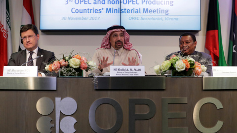 El ministro rudo de Energía, Alexander Novak, el ministro saudí del Petroleo, Khalid al-Falih, y el secretario general dela OPEP, Mohammad Barkindo, en una reunión del cártel de los países productores en Viena, el pasadao noviembre. REUTERS