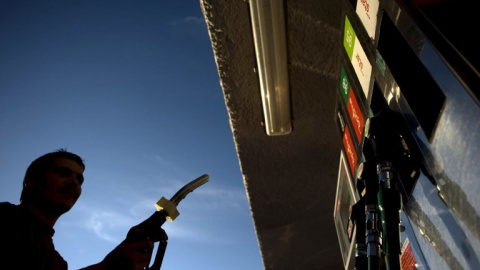 Un hombre se dispone a repostar su vehículo en una gasolinera en la localidad malagueña de Ronda. AFP/ Jorge Guerrero