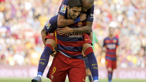 Neymar celebra con Luis Suárez el segundo gol del uruguayo contra Las Palmas. /REUTERS