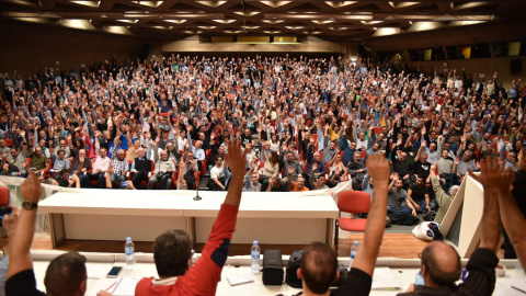 La asamblea de trabajadores de la EMT celebrada este jueves en la que los trabajadores ha decidido los paros parciales y un día de huelga – PÚBLICO.