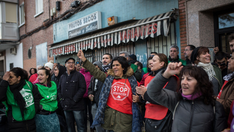 Cientos de personas se han concentrado en la puerta de la vivienda de Carmen Arnedo, en Alcorcón, para evitar que fuera desahuciada por avalar la hipoteca de uno de sus hijos.- JAIRO VARGAS