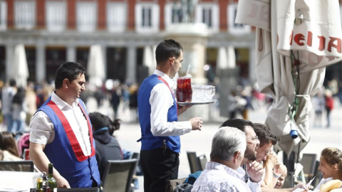 Un par de camareros atienden una terraza de un establecimiento en la Plaza Mayor de Madrid. E.P.